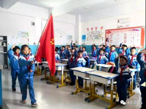宋小宝对赵本山赵海燕说:这个袜子就送给大娘,穿上它老性感了!
